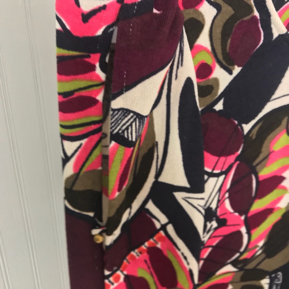 Medium Multicolored Pattern Top w Buttons - Picture 5 of 8
